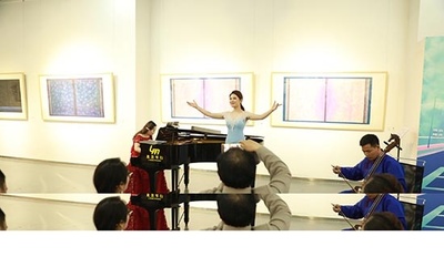 艺术青年走进798展馆做音乐分享会